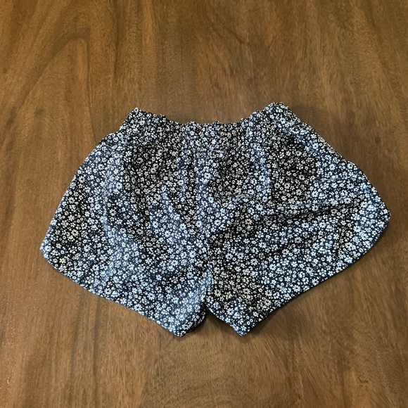 Gap Fit Shorts - Picture 2 of 5